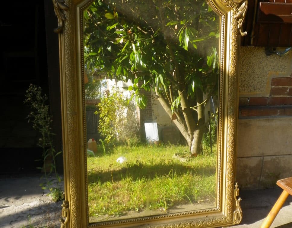 miroir ancien doré avec monlures de platre