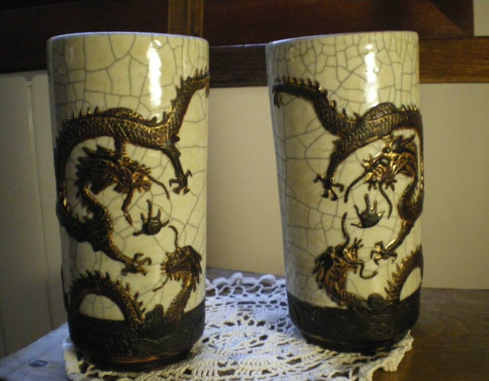 Vase à rouleaux époque chenghua décor dragon
