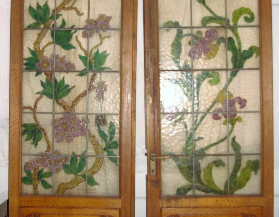 Estimation Mobilier XXeme: Double Porte-Fenêtre Art Nouveau en Verre Peinture Emaillée Signée