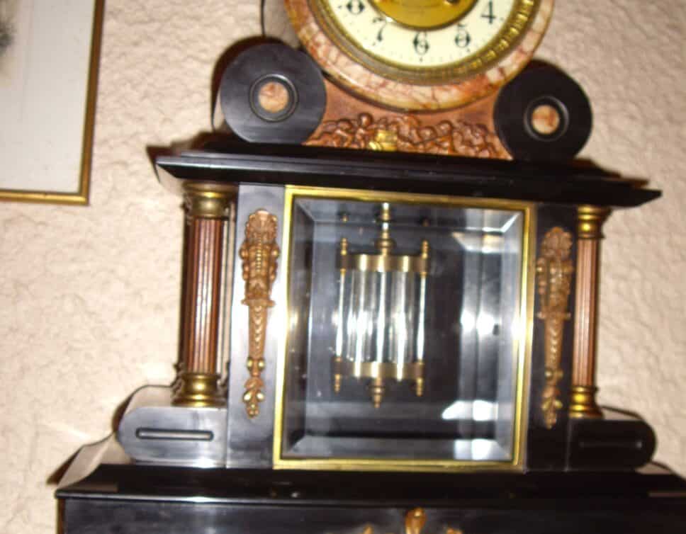 Estimation Montre, horloge: pendule et portes candelabres aux milles pendules