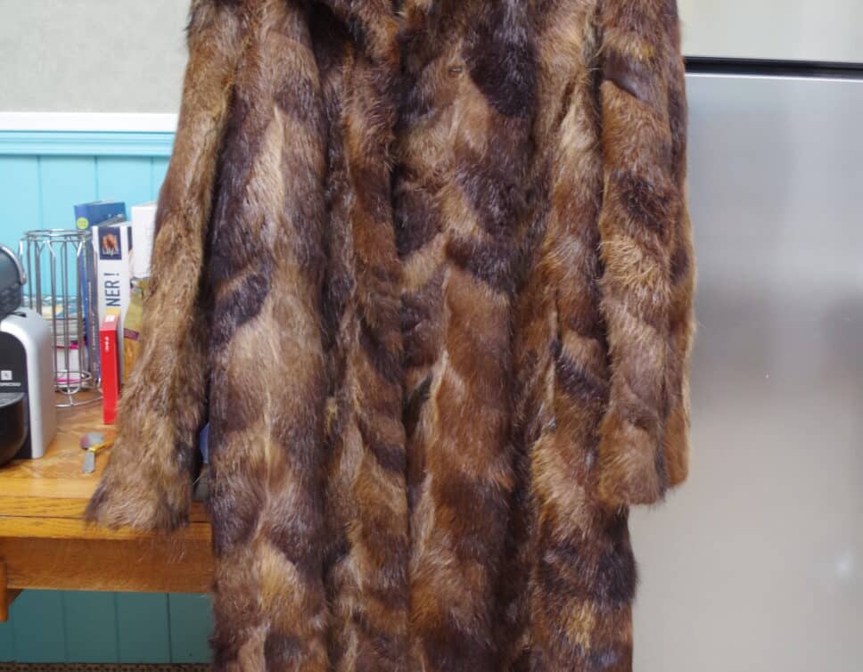 Manteau long de fourrure de la marque « Bodénés Vetements de Luxe – Brest »