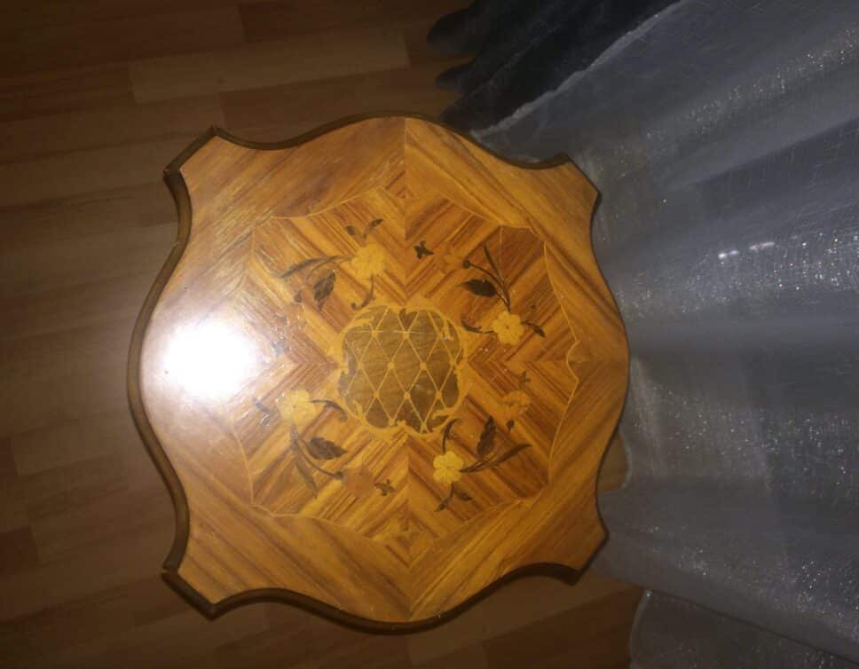 Table de chevet en bois marqueté