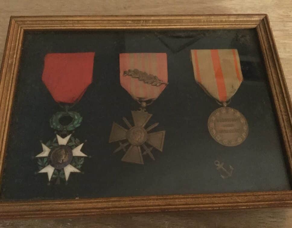 3 médailles militaires sous verre