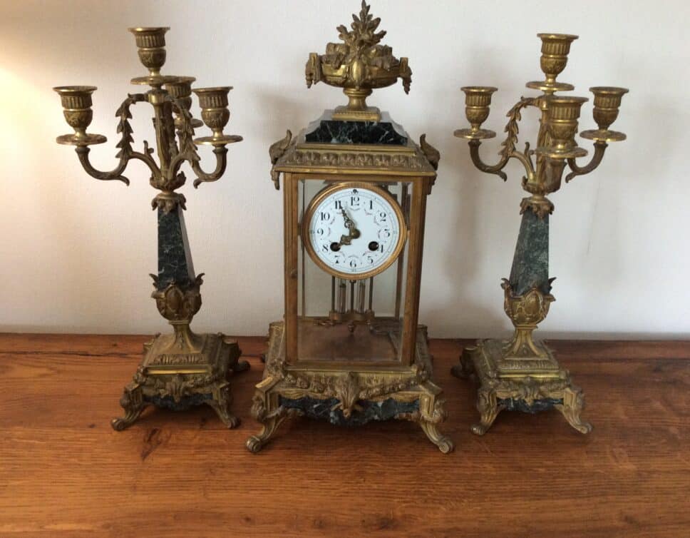 Estimation Montre, horloge: Pendule et candélabres en bronze doré et marbre