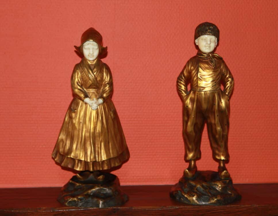 La Monaca – deux sculptures garçon et fille hollandais