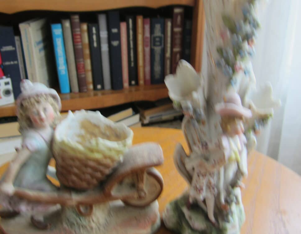 petit vase avec figurine en  biscuit de porcelaine