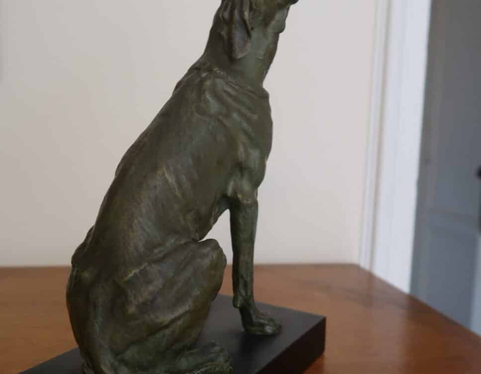 chien en bronze