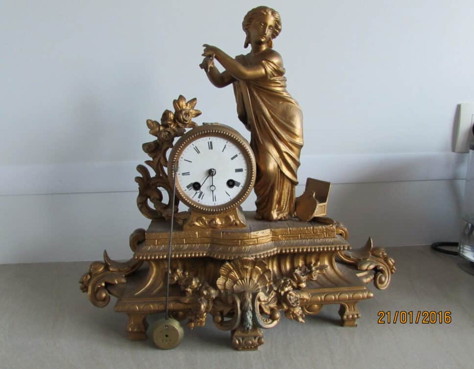 Estimation Montre, horloge: Pendule dorée avec femme aux pinceaux