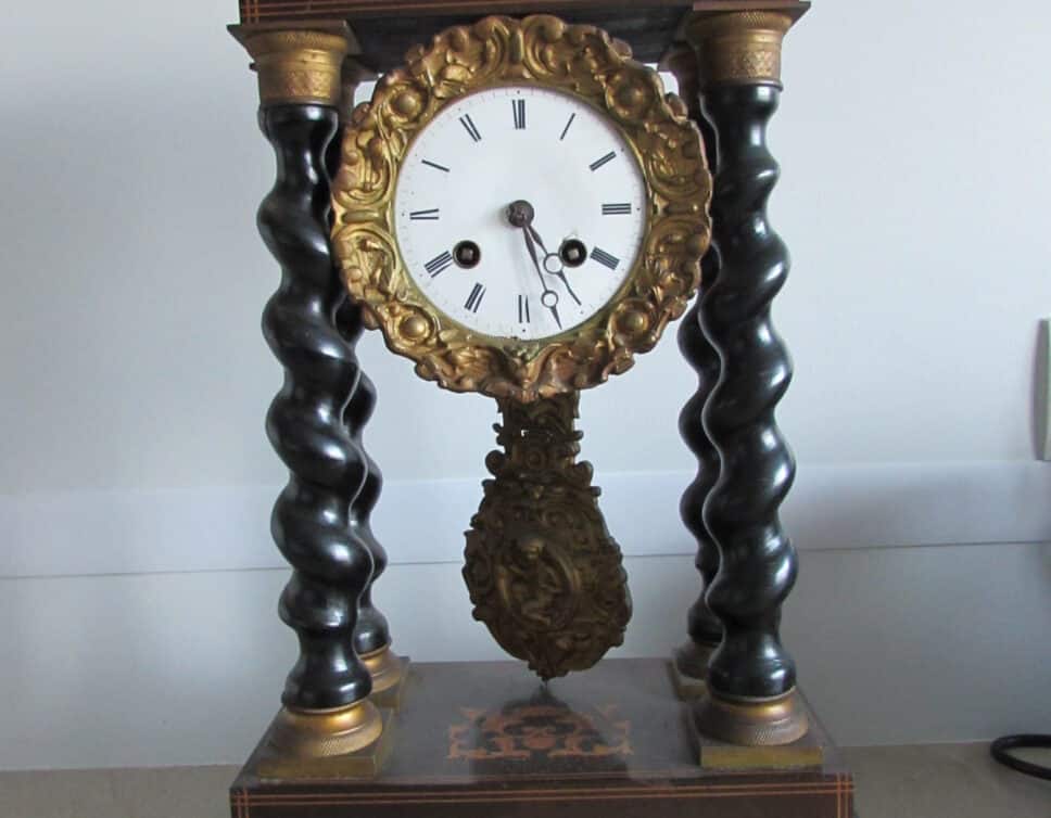 Estimation Montre, horloge: pendule en bois foncé et colonnes torsadées