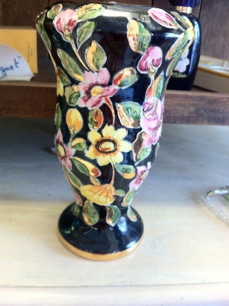 Estimation vase aux fleurs jaunes et rose