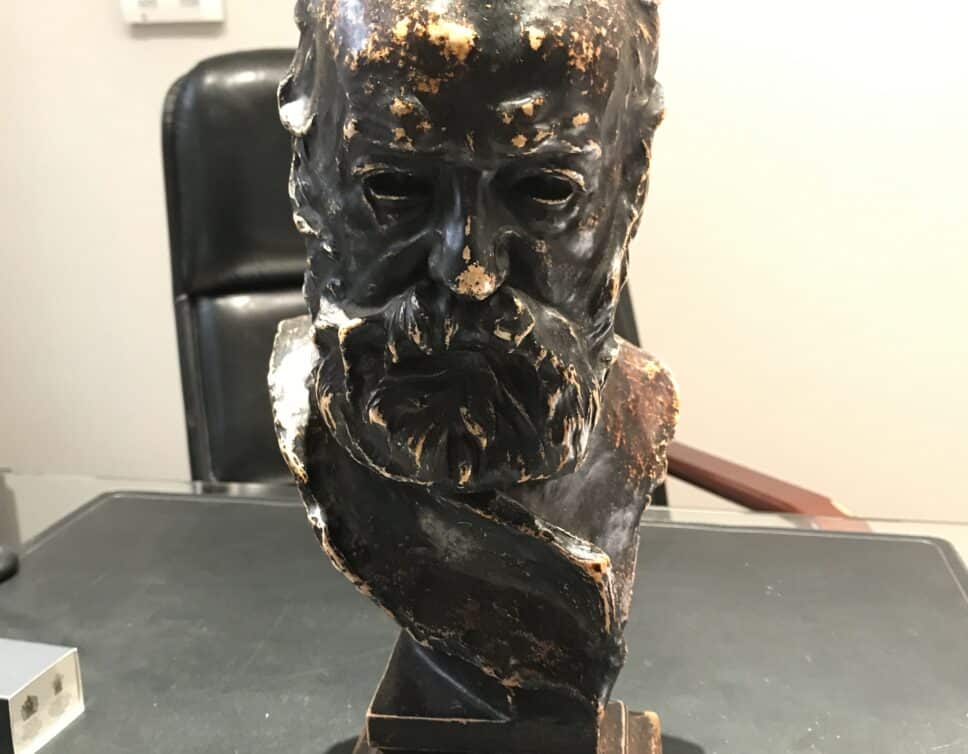 Buste de Victor en plâtre signé « Rodin »