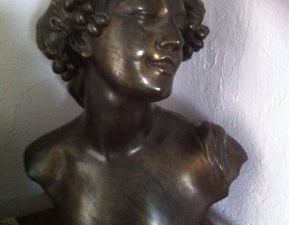 Tête sculptée en bronze