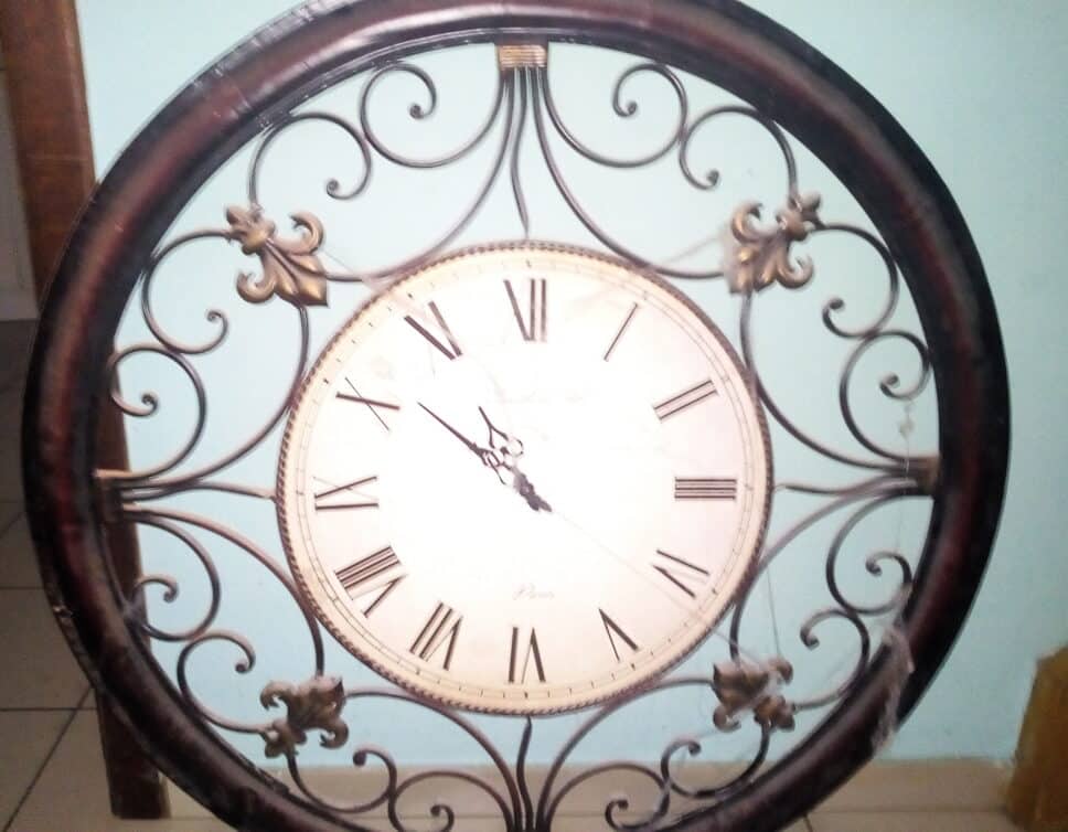 Horloge murale en fer forgé