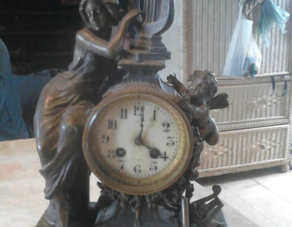 Estimation Montre, horloge: pendule bronze sur socle en marbre