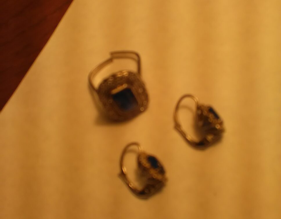 Estimation Bijoux: ensemble bague et 2 boucles d’oreilles saphir/petits diamants