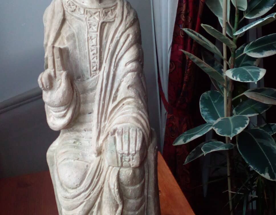 statue religieuse en pierre