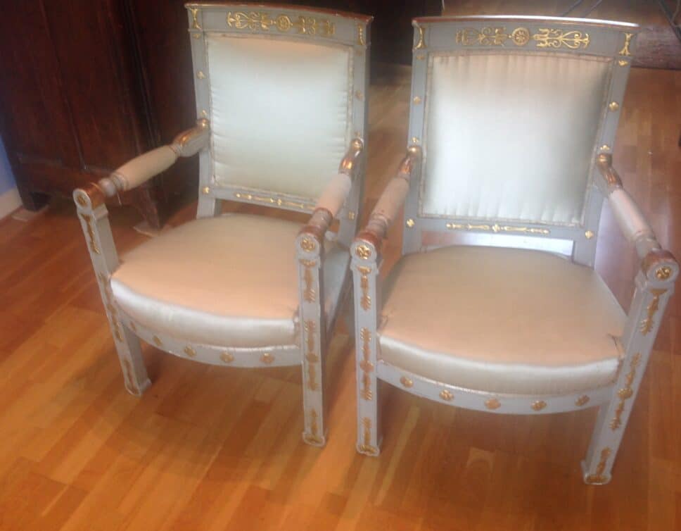 Deux fauteuils anciens en bois peint gris et doré style empire ( inventaire notaire)