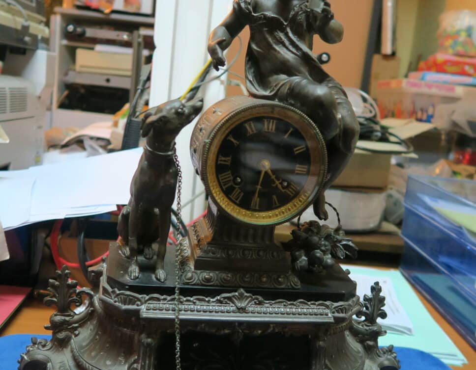 Estimation Montre, horloge: horloge en bronze – enfant et chien