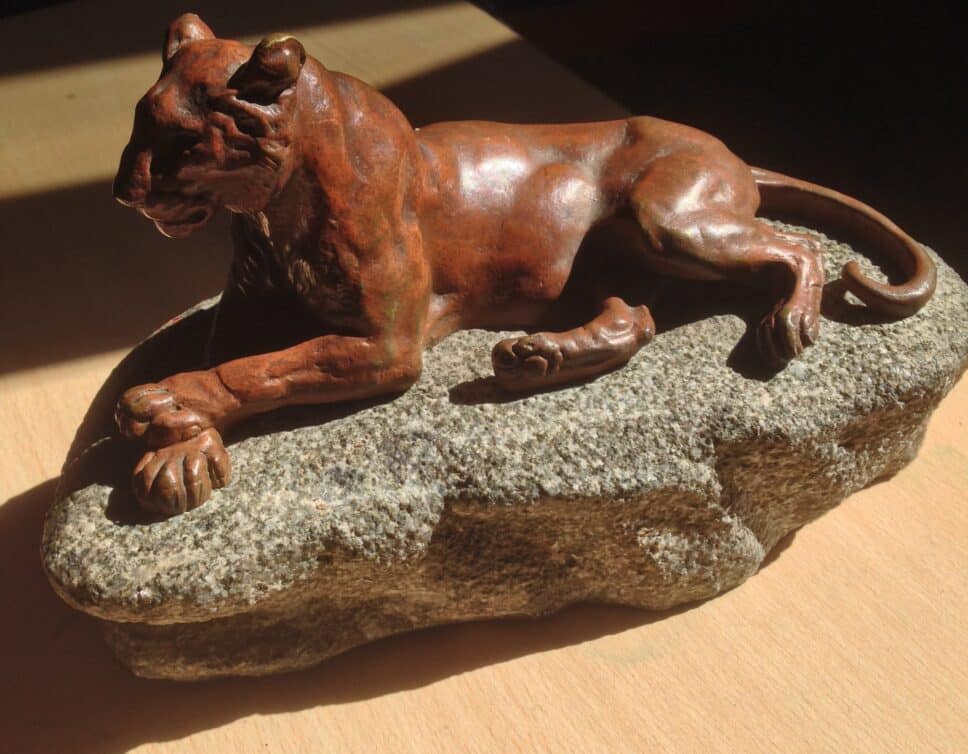 Sculpture de lionne en bronze