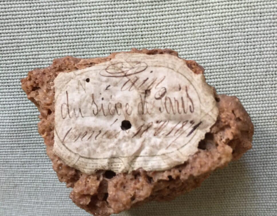 Morceau de pain siège de Paris 1870 foscilisé