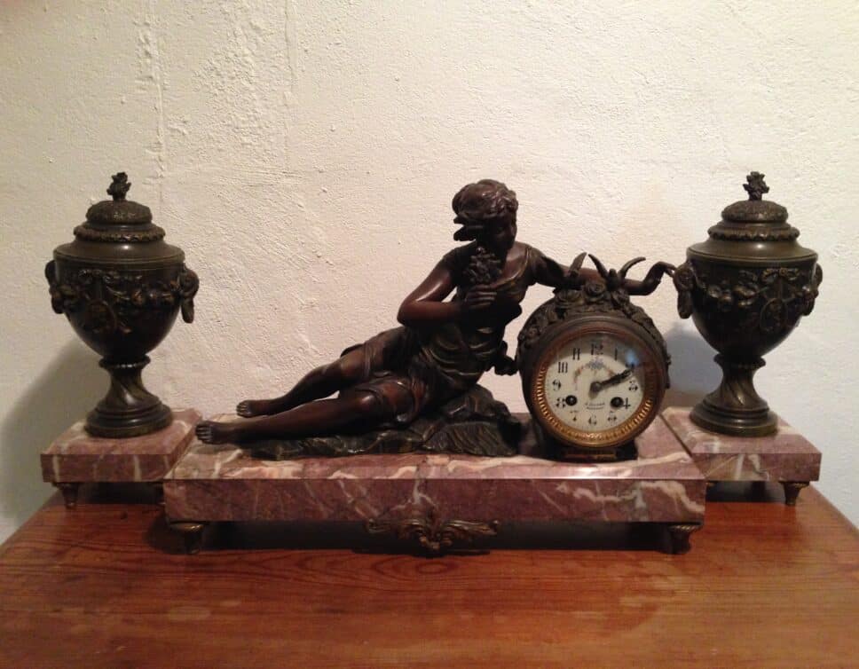 Estimation Montre, horloge: Horloge « Les Favoris » signée O.Ruffony et mécanisme F.Marti