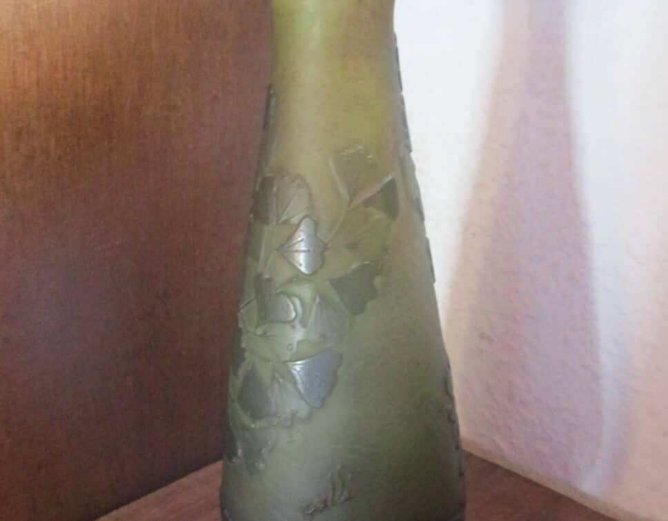 Vase signé Gallé. Couleur différents tons de vert.