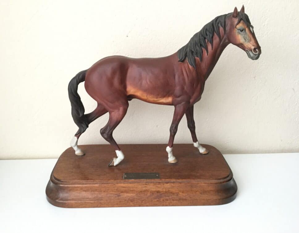 Figurine cheval Signée : N BR  Castano 1/2000