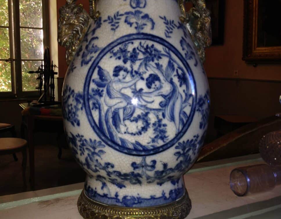 Paire de vases en céramique aux bouquetins en bronze
