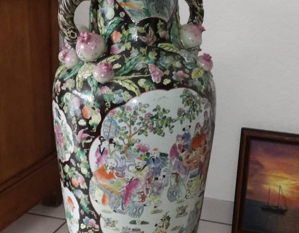 vase chinois décoré avec pomme granat et deux ange
