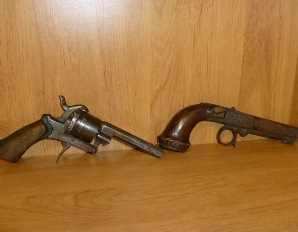 1 pistolet et 1 revolver