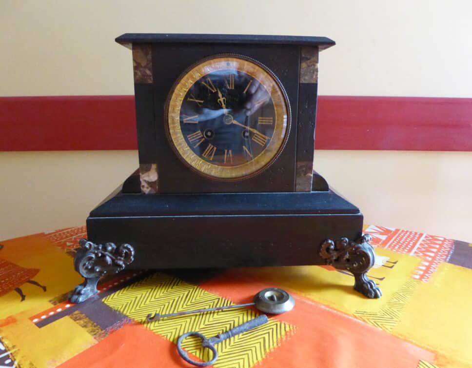 Estimation Montre, horloge: Pendule de cheminée en marbre noir.
