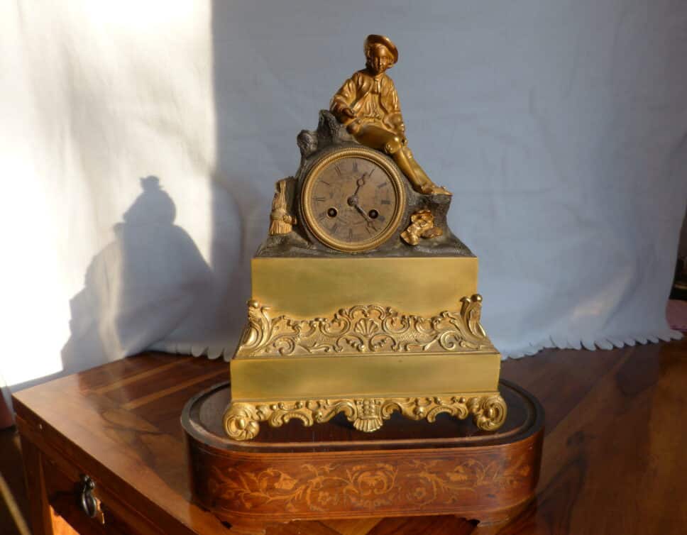 Estimation Montre, horloge: Horloge ancienne en bronze 19esiècel