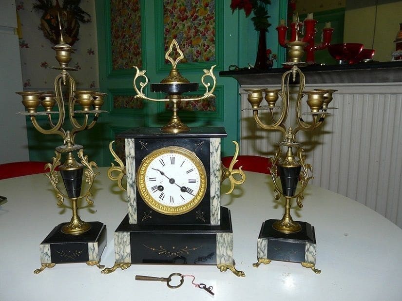 Estimation Montre, horloge: pendule de cheminée et ses 2candélabres