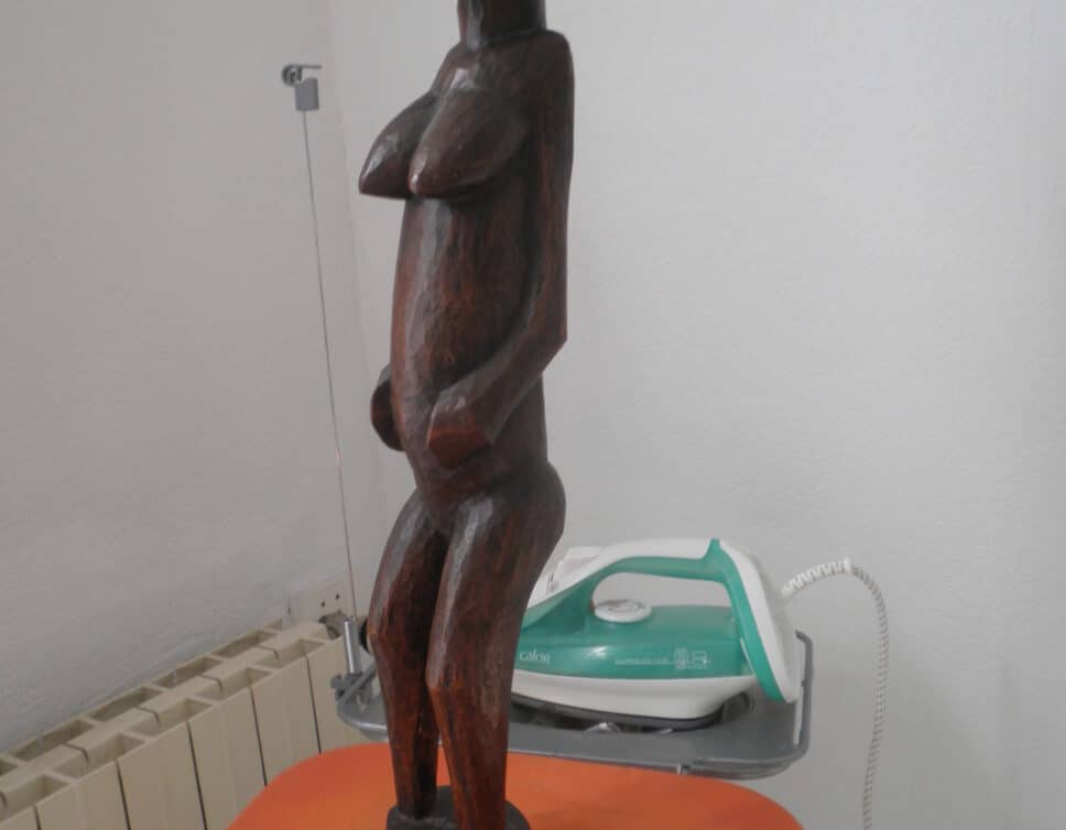 2 statues de femme bois vernis