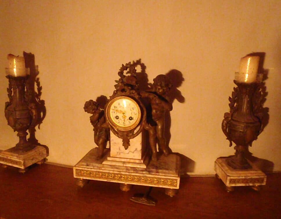 Estimation Montre, horloge: horloge marbre et bronze accompagnée de deux bougeoirs même style