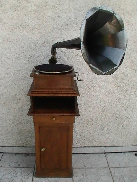 gramophone pathé num 00+petit meuble noyer