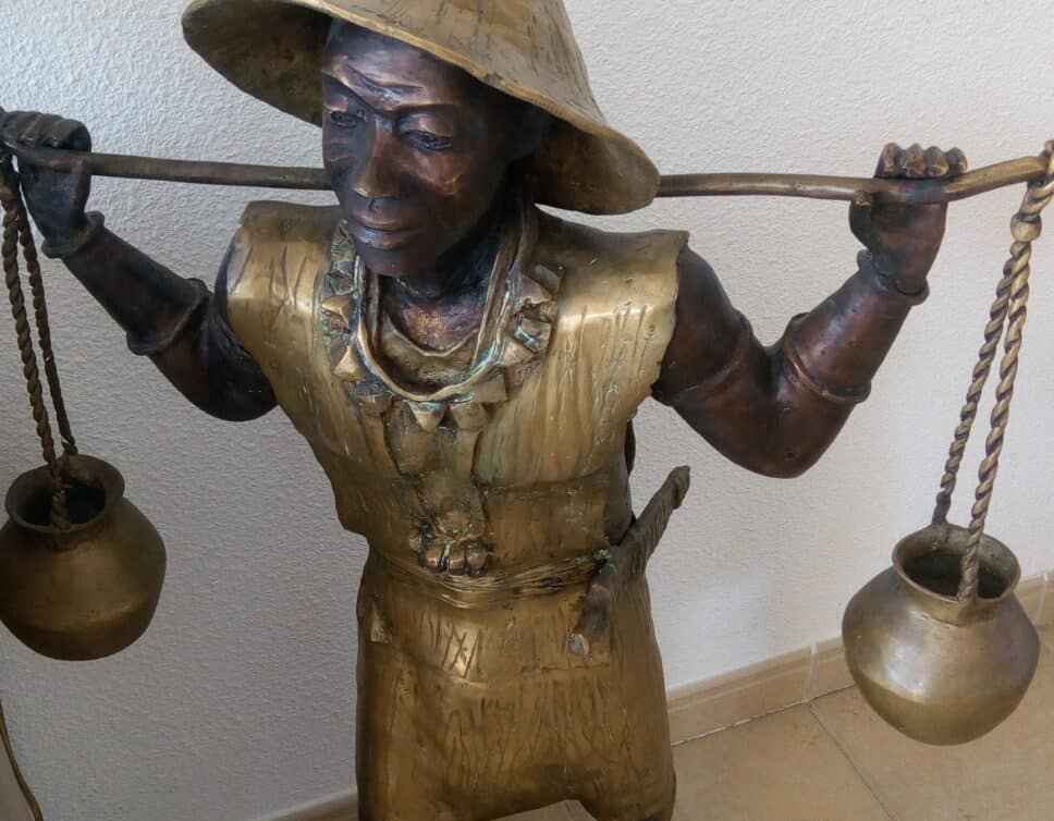 Statue africaine en bronze – Porteur au couteau