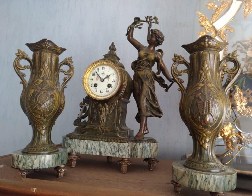 Estimation Montre, horloge: Pendule parisienne avec ses 2 chandeliers assortis