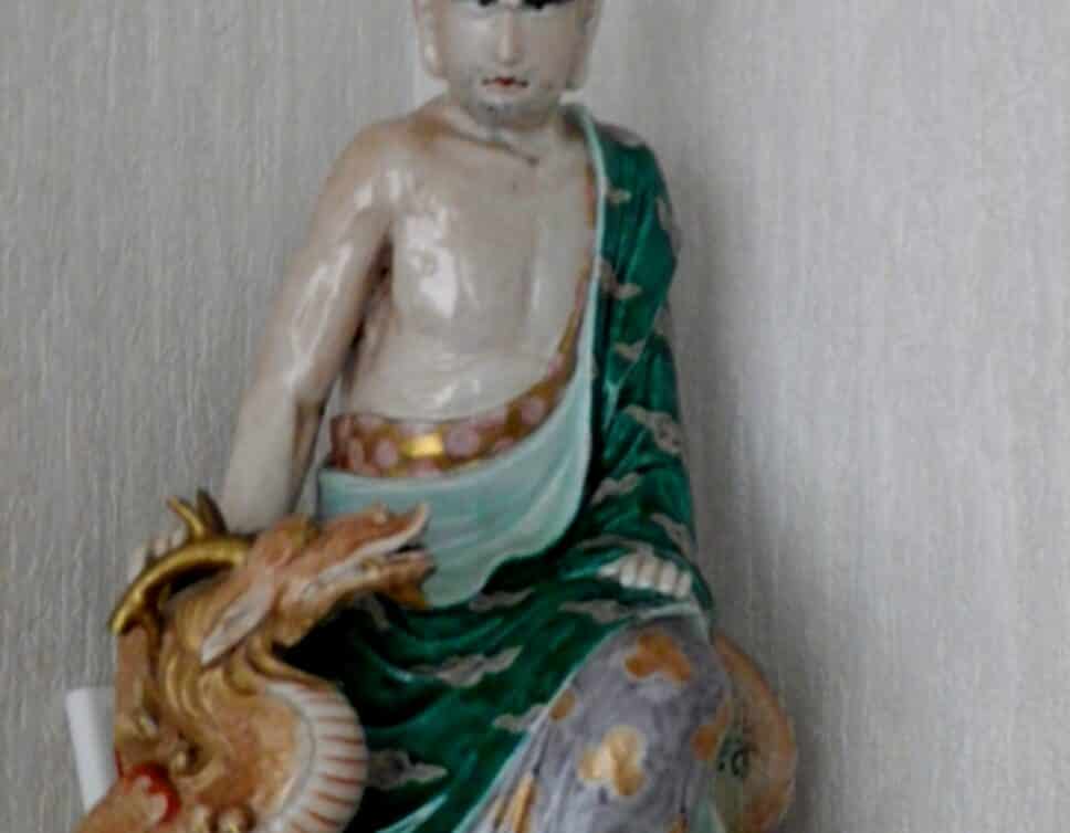 Statue chinoise bonze ou mandarin avec dragon