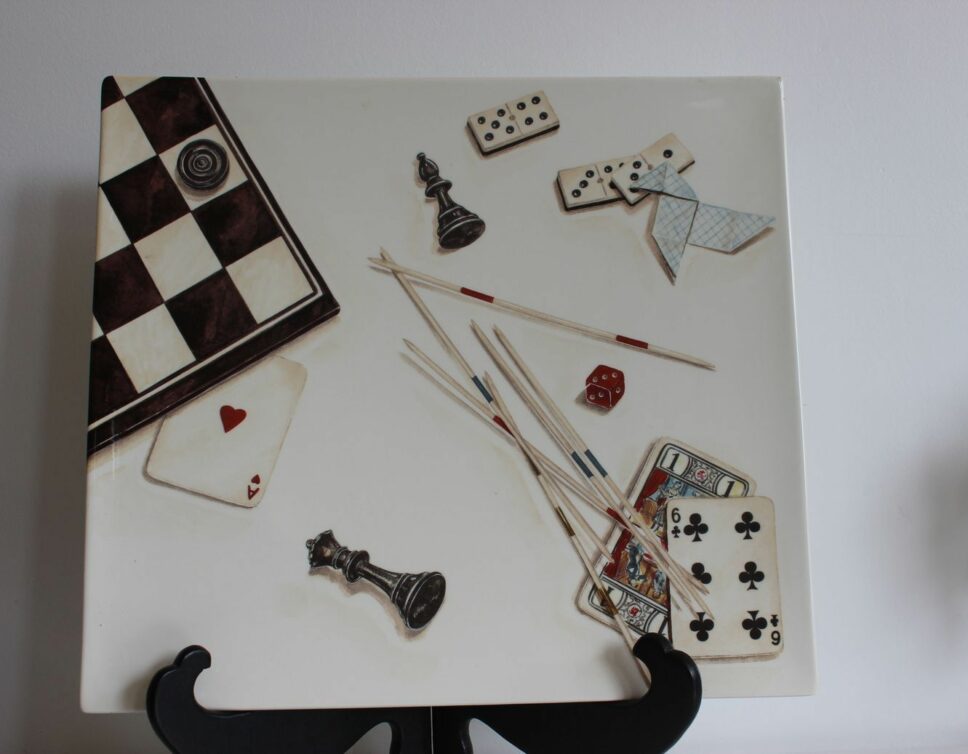 Plat et 12 assiettes à dessert en Gien modèle « jeux d’échecs, dominos