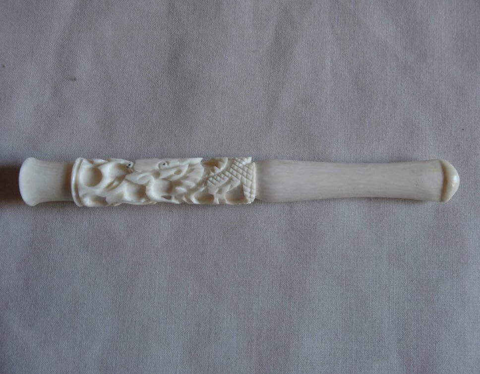 Porte cigarette en ivoire sculptée