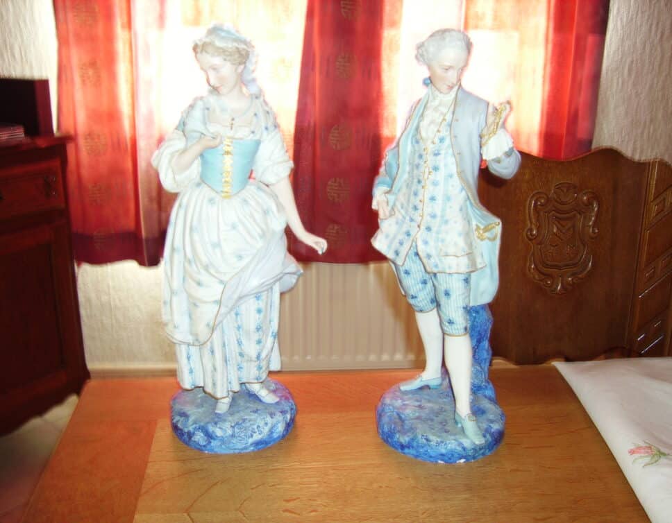 2 statuettes en biscuit signées VB en bleul clair
