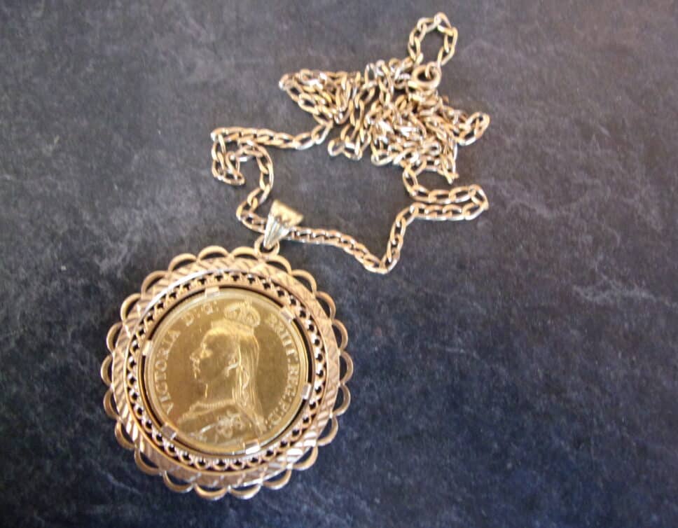 Estimation Bijoux: Pièce 1887 victoria d g britt reg f d en or montée en médaillon + sa chaîne en or .