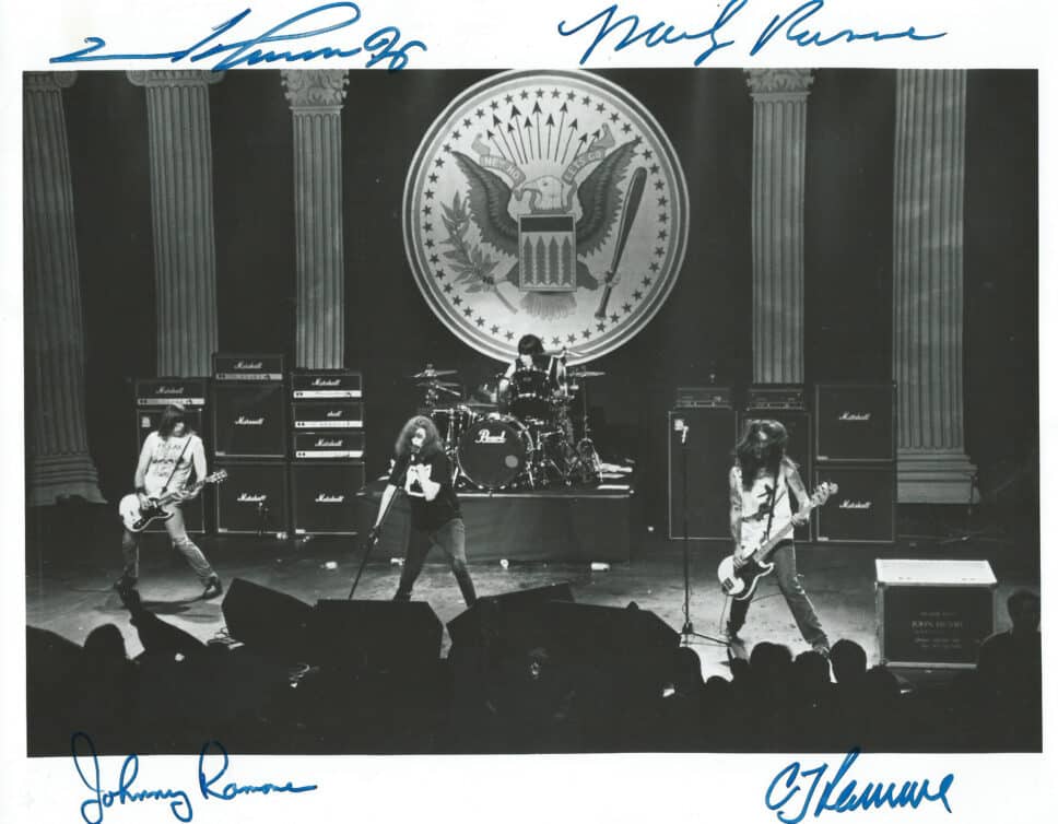 Photographie de concert dédicacée des Ramones