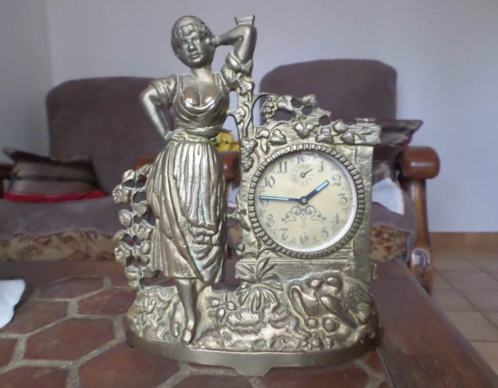 Estimation Montre, horloge: Pendule avec Femme accoudée à réveil