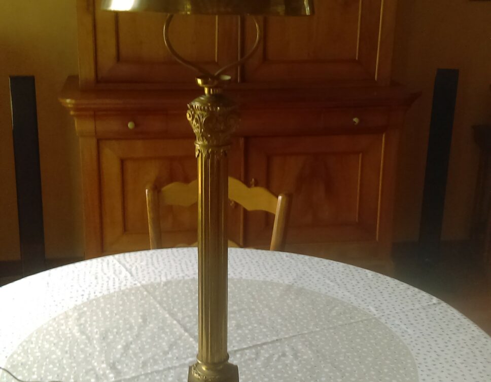 Estimation Mobilier XXeme: lampe sur pied en bronze