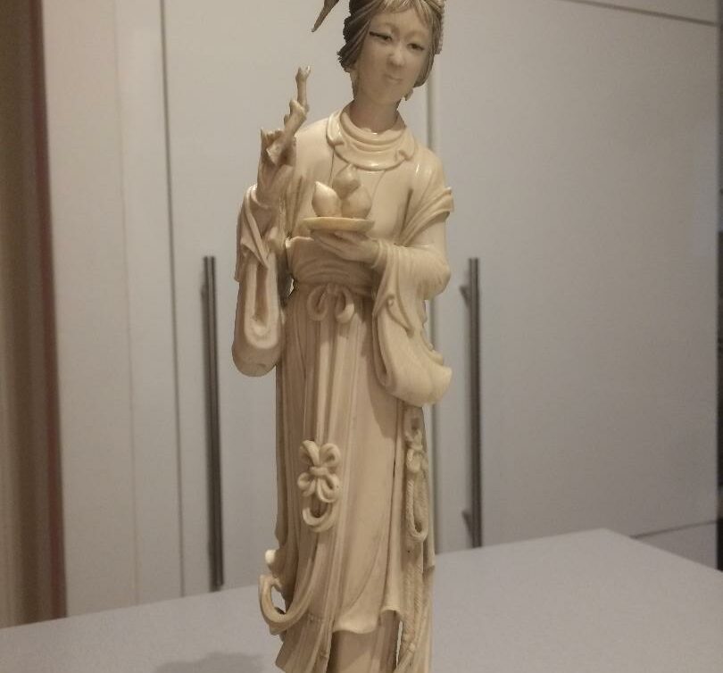Statuette femme en ivoire déesse