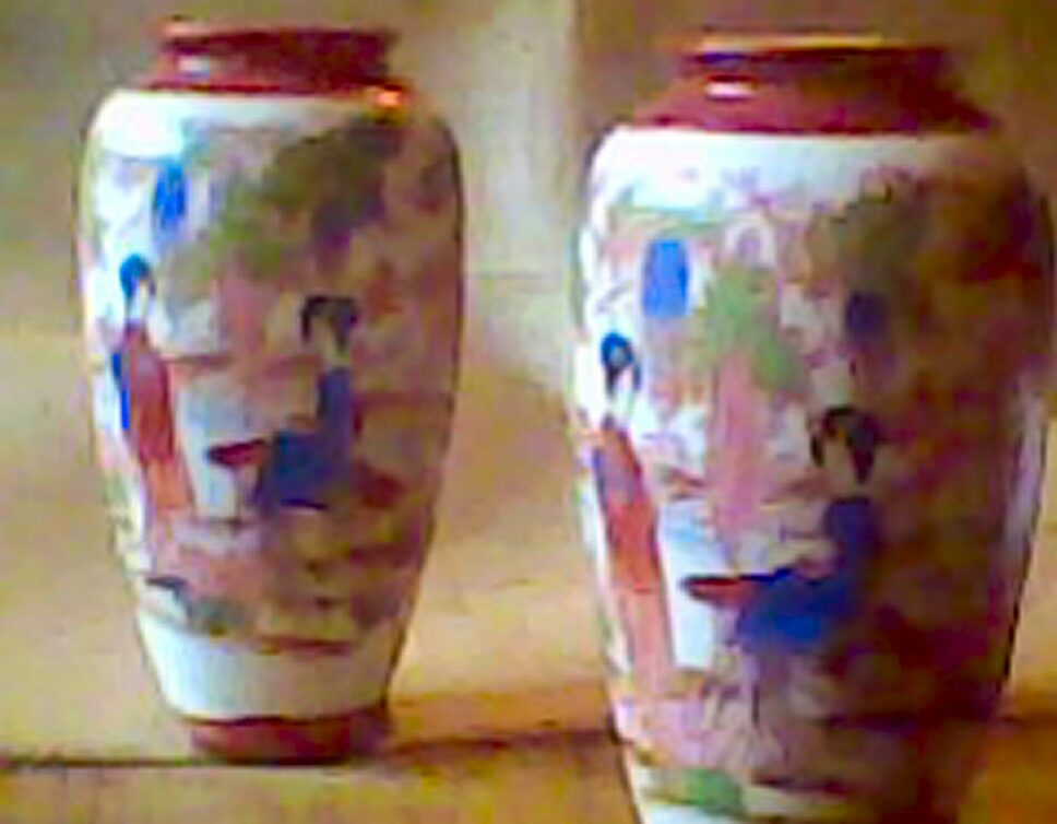 Paire de petits vases japonais anciens