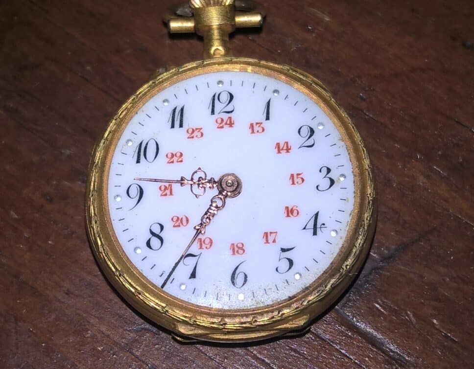 Estimation Montre, horloge: montre col or