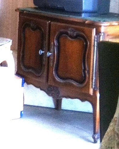 Petit meuble bas à pieds style XVIIIème provençal